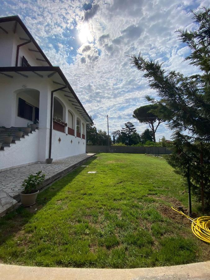 Villa Flora Affittacamere Luni Exteriér fotografie