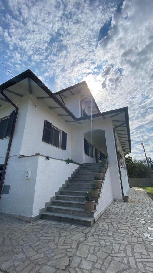 Villa Flora Affittacamere Luni Exteriér fotografie