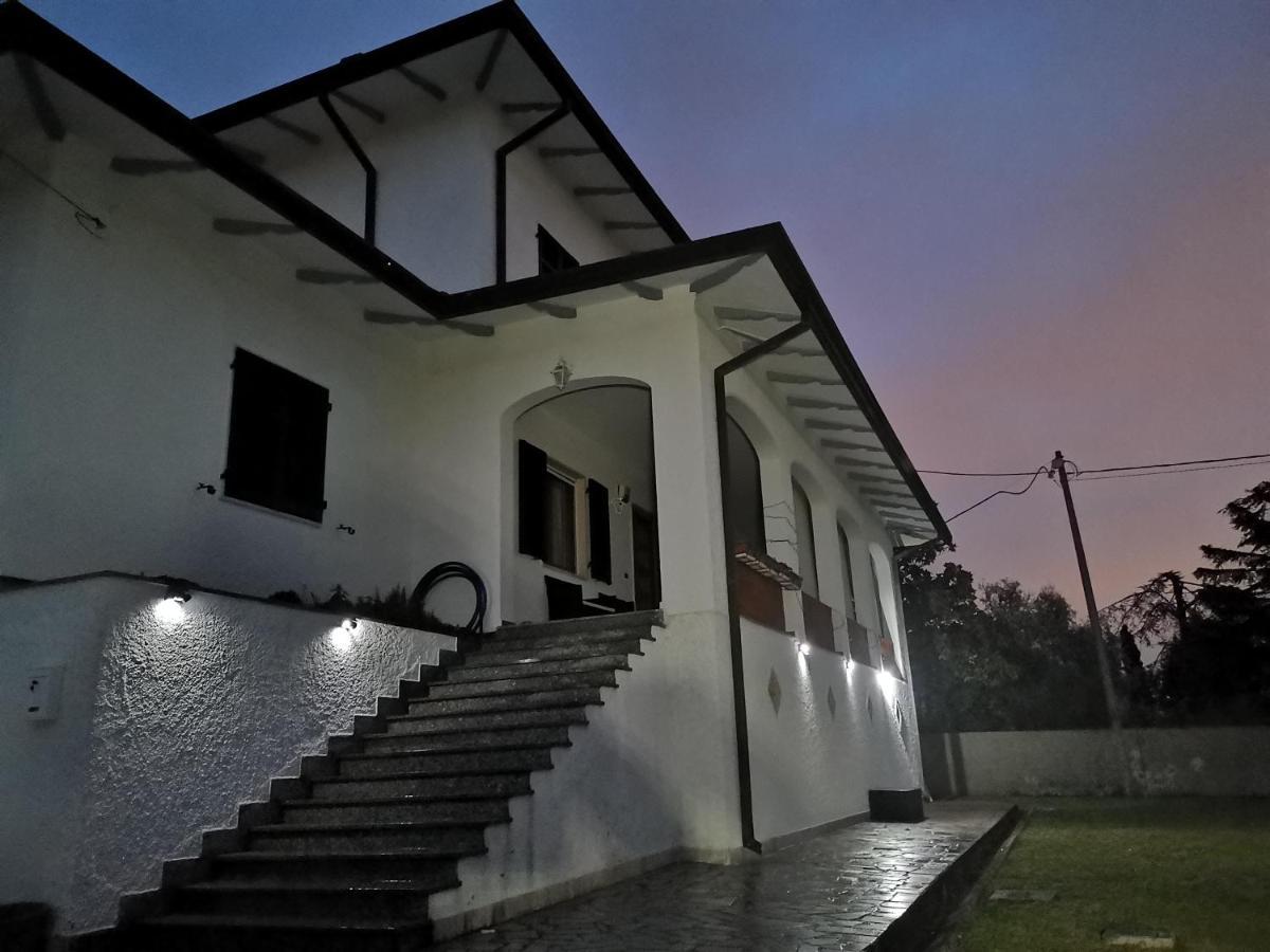 Villa Flora Affittacamere Luni Exteriér fotografie