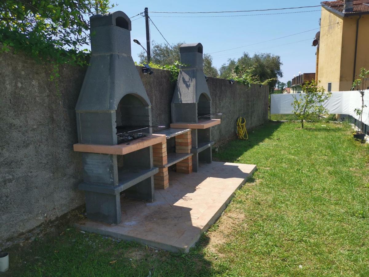 Villa Flora Affittacamere Luni Exteriér fotografie