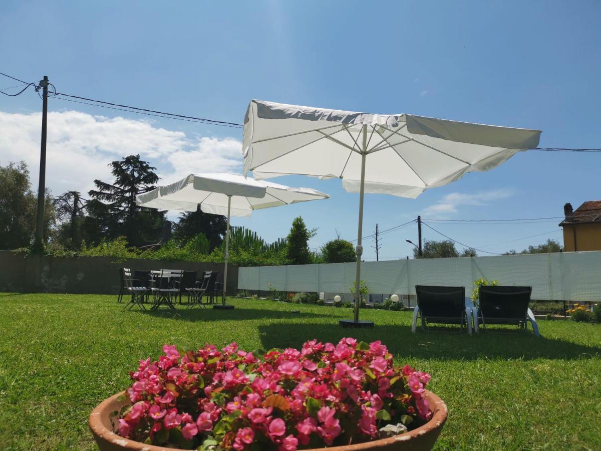Villa Flora Affittacamere Luni Exteriér fotografie