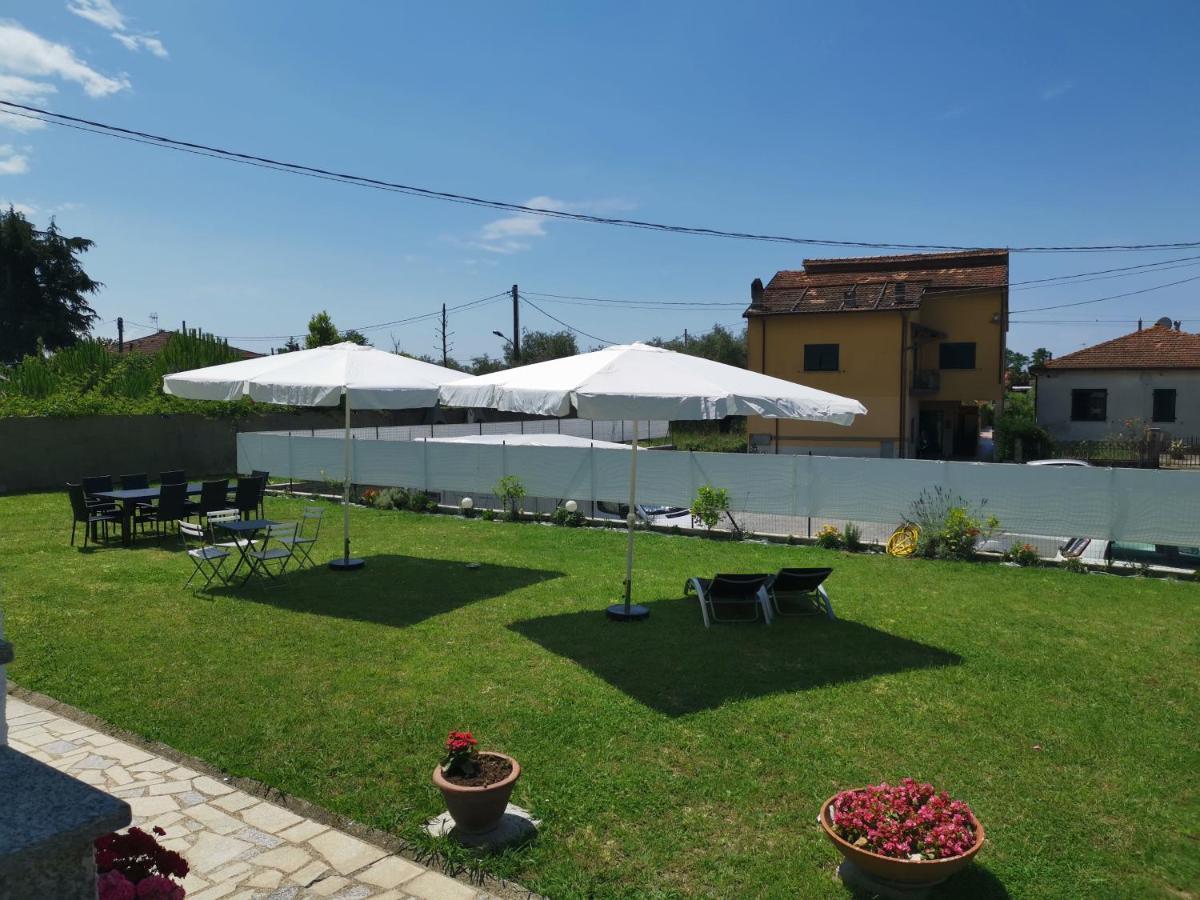 Villa Flora Affittacamere Luni Exteriér fotografie